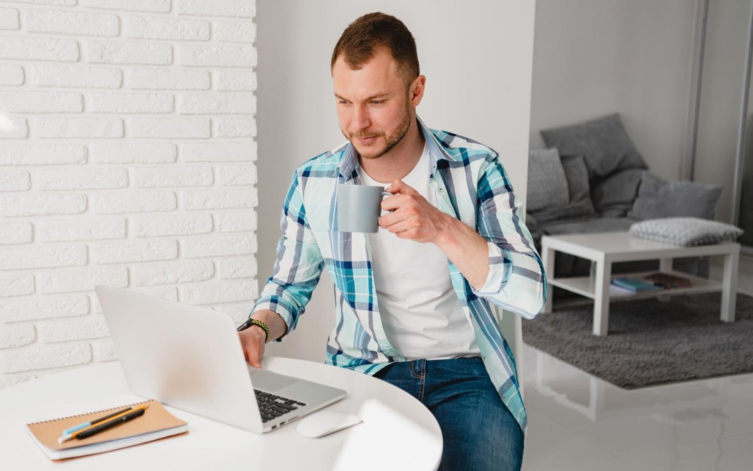 Séance de travail avec un client sur sa stratégie budgétaire